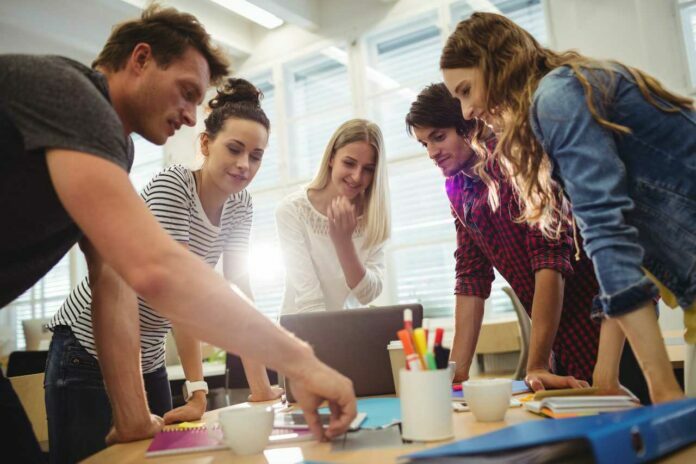 graphic-designers-in-meeting emprendedores
