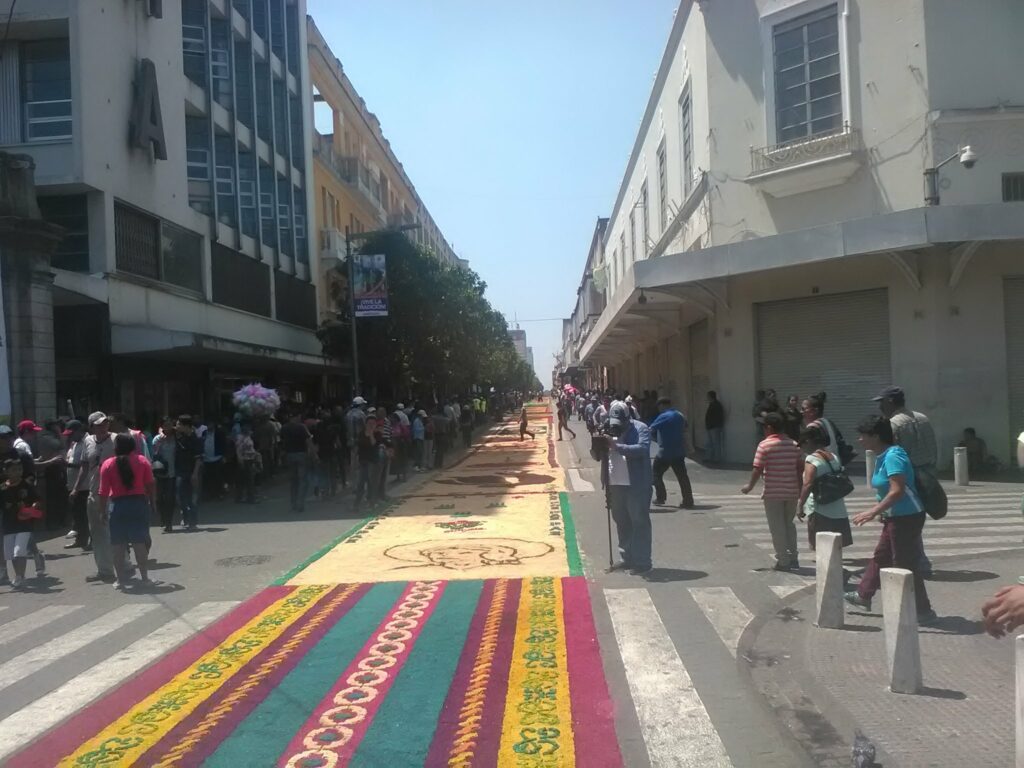 Guatemala tiene el récord de la alfombra de aserrín más larga del mundo