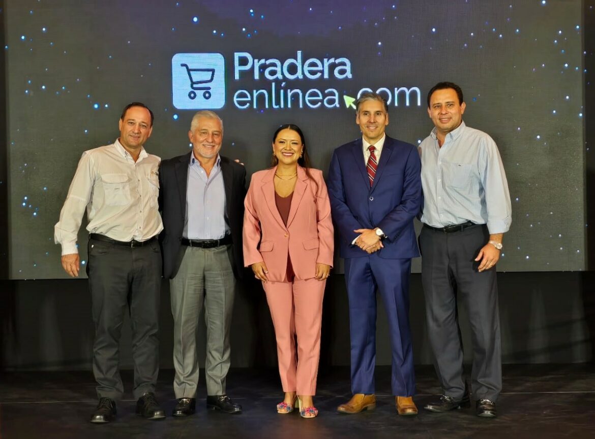 Ejecutivos de la cadena de Centros Comerciales Pradera durante la presentación de Pradera en Línea.