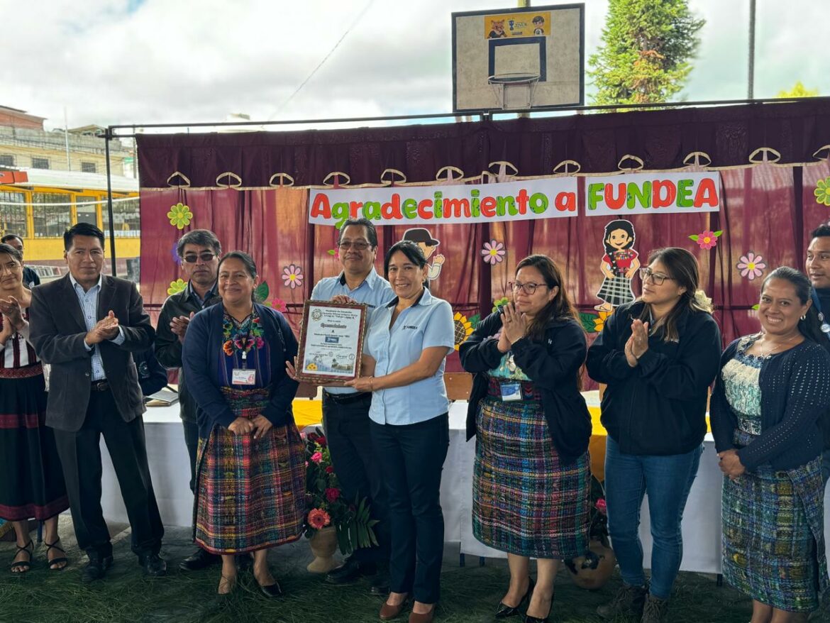 Escuela Rural Mixta Felipe López ubicada en Patzún Chimaltenango, recibe donación de dos bombas eléctricas sumergibles.
