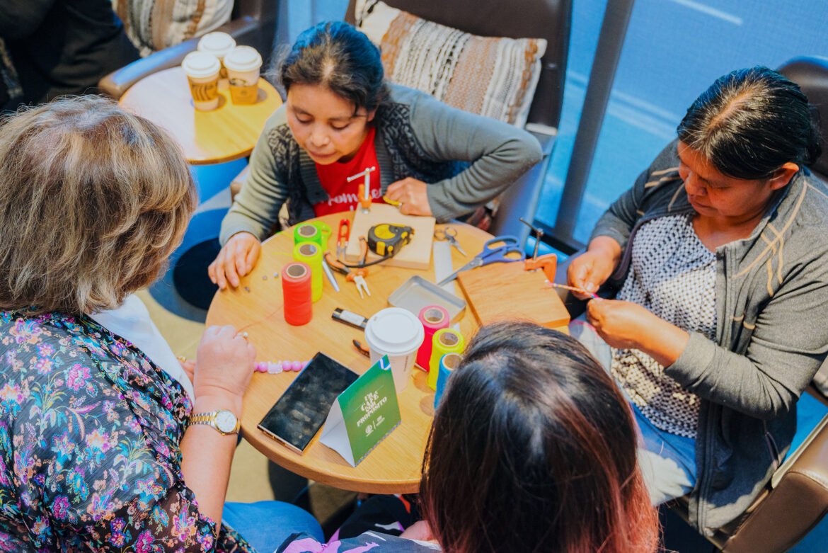 Artesanas de Wakami en Starbucks Foto: Starbucks