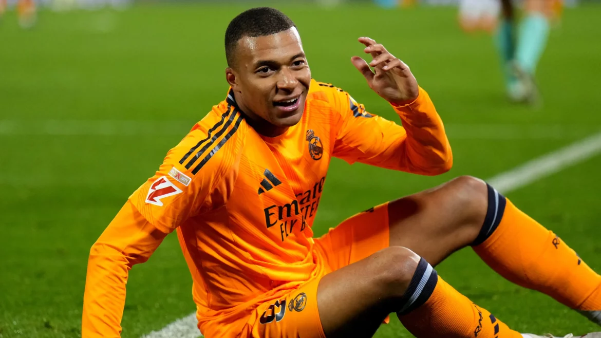 Kylian Mbappé, clave en el ataque del Real Madrid, listo para liderar al equipo en el crucial duelo contra Liverpool.
